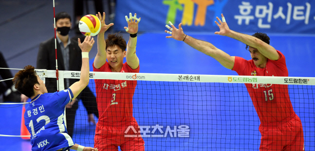 [포토] 황경민, 박철우-러셀 피해 밀어넣기 공격