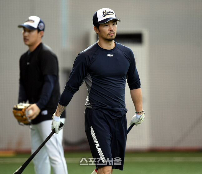 [포토] 오재원 '시원한 반바지 차림으로'