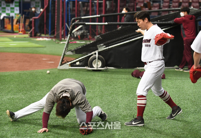 [포토]키움 김재현, 선배 이지영 놀리는 재미가 쏠쏠!