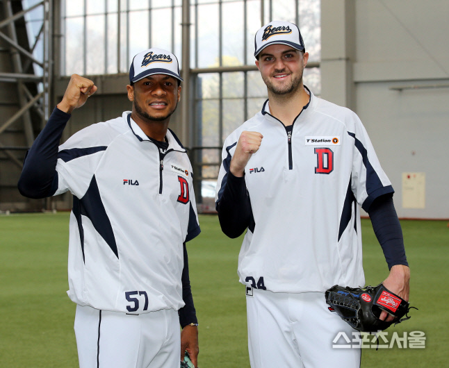 [포토] 화이팅 외치는 미란다와 로켓 \'두산 마운드는 우리가 책임진다\'