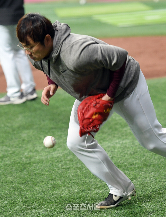 [포토]키움 포수 이지영, 아차!