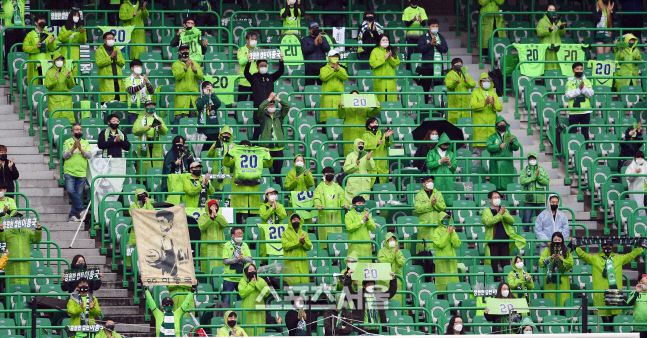 [포토]전반 20분, 은퇴하는 이동국을 위해 기립 박수를 보내는 팬들