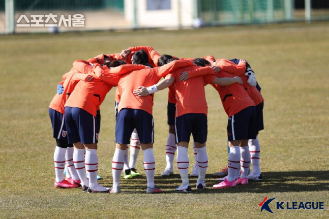 클럽하우스에서는 평가전만…제주의 '이례적' 외부 생활, 왜?