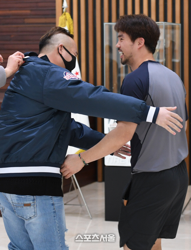 [포토]오재원에게 안기는 유희관, 저 다시 왔어요!