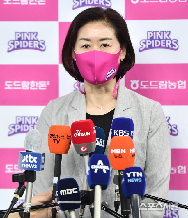 [포토] 흥국생명 박미희 감독, 김경희 씨 월권 의혹은...