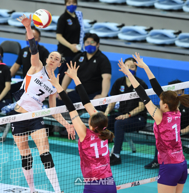 [포토] 기업은행 라자레바, 매서운 스파이크!