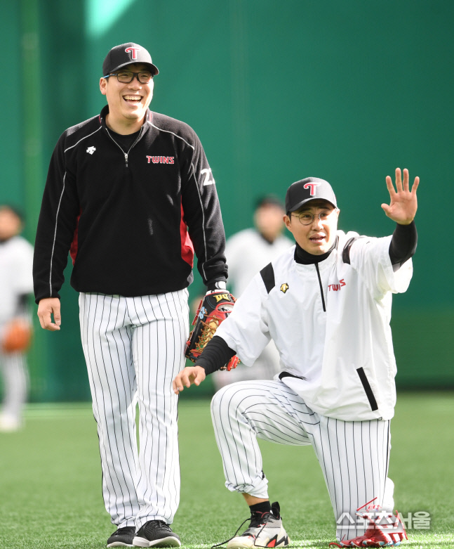 [포토]LG 채은성, \'타임! 타임!\'