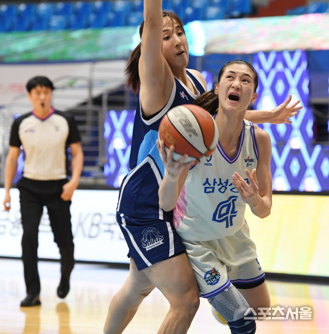 [포토] 삼성생명 윤예빈, 절묘하게 제치고~