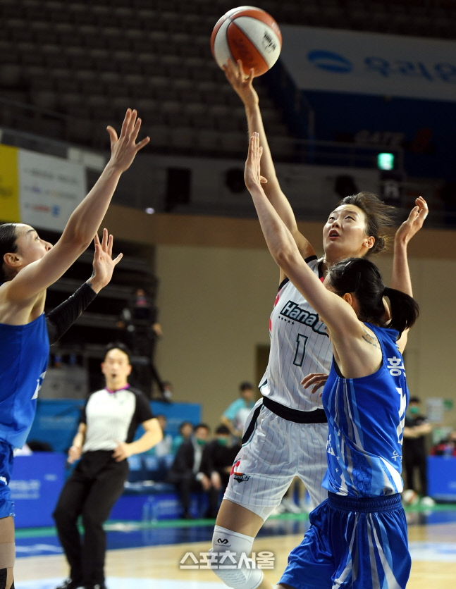 [포토] 신지현 '한발 빠른 슛'