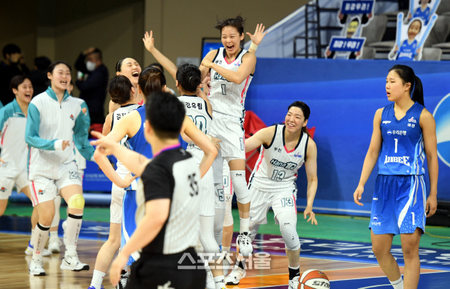 [포토] 하나원큐 신지현 '우리은행 우승 막은 슛'