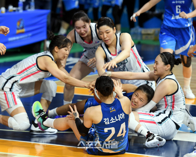 [포토] 박지현 '넘어진 채 과감한 패스'