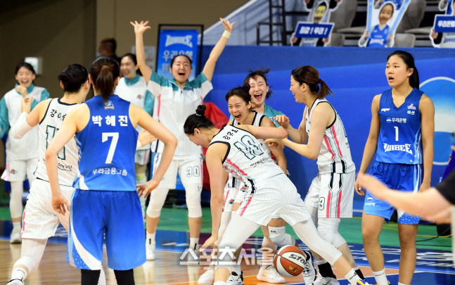 [포토] 신지현 '우리가 이겼다'