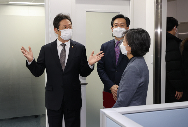 황희 문체부 장관, 스포츠윤리센터 방문