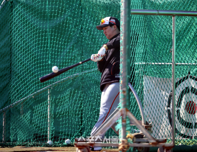 [포토] 최재훈 \'잘못 맞았네\'