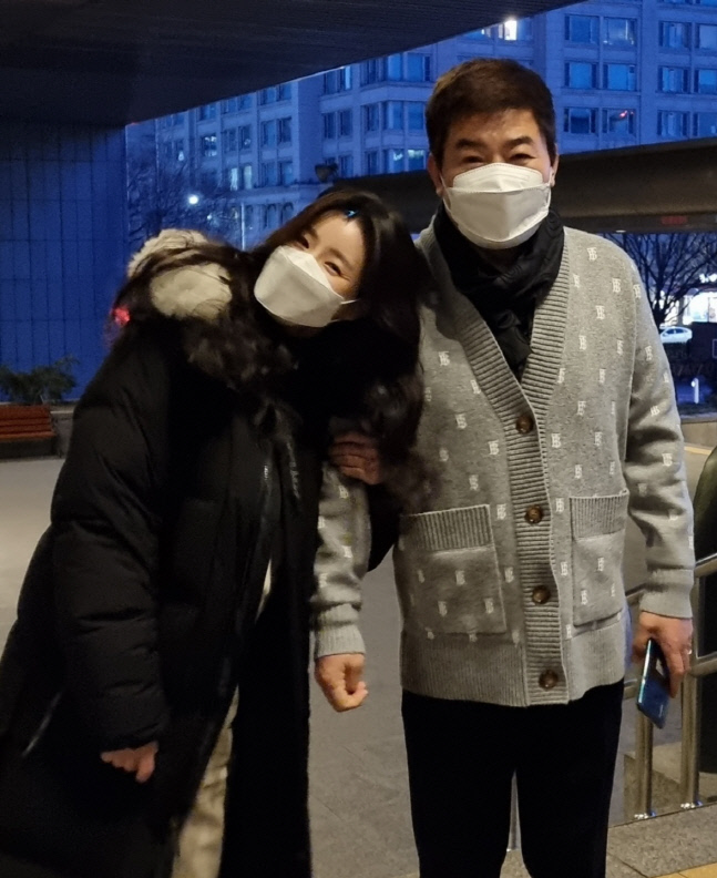 진성X한여름, '아침마당' 출근길 포착…훈훈한 선후배 케미