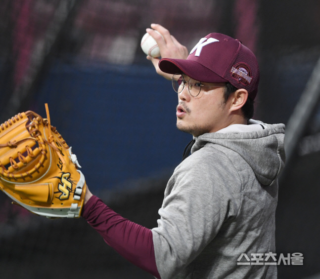 [포토] 키움 이지영, 몸 좀 풀어보자!