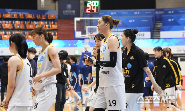 [포토] KB 스타즈, 81-72 승리로...우승 경쟁 살렸다!