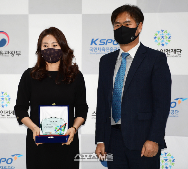 태권도 7단의 올림픽 금메달리스트 정재은, 코로나 팬데믹을 극복합시다![포토]