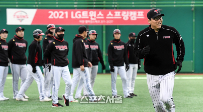 [포토]LG 김현수, 미소 머금고...