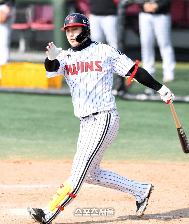 [포토]LG 김주성, 호쾌한 스윙