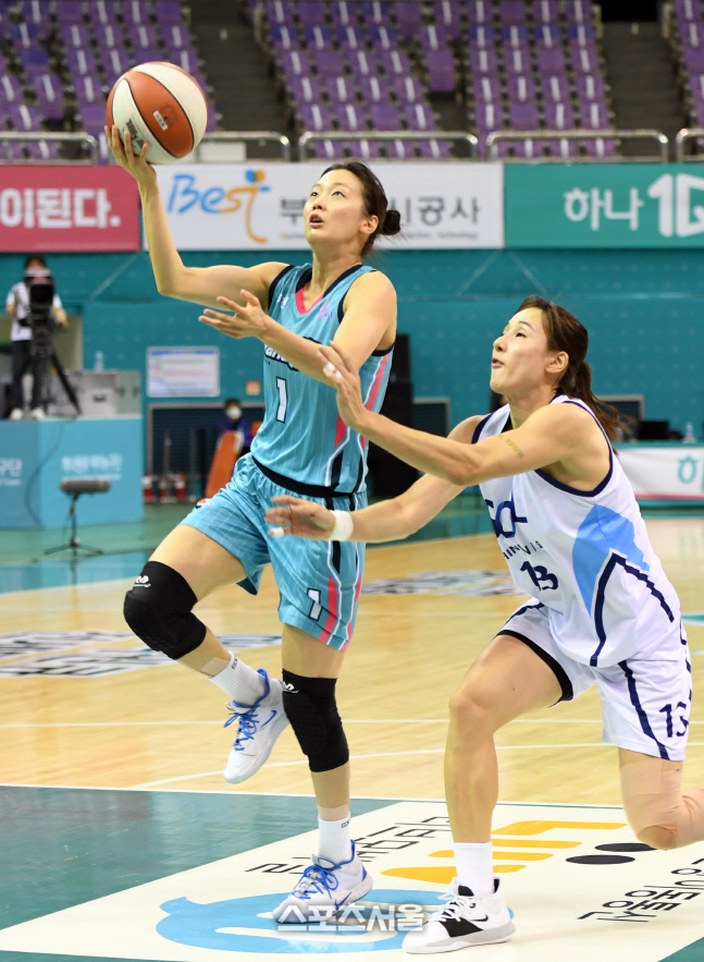 [포토]김단비의 수비 뚫는 신지현