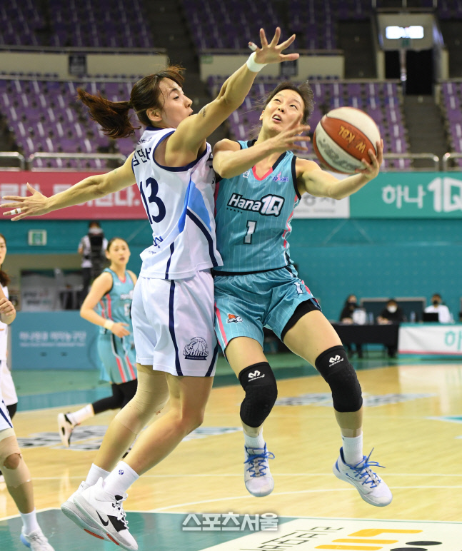 [포토]하나원큐 신지현의 슛, 타이트한 김단비의 수비