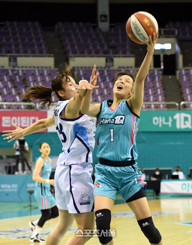 [포토]김단비 수비 뚫고 슛하는 신지현