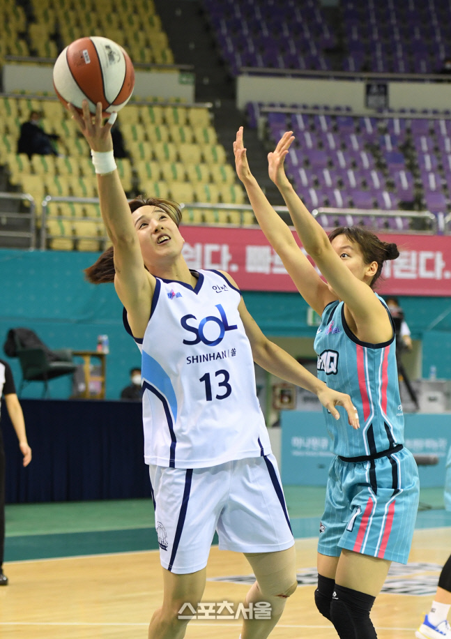 [포토]신지현의 수비 피해 슛하는 김단비