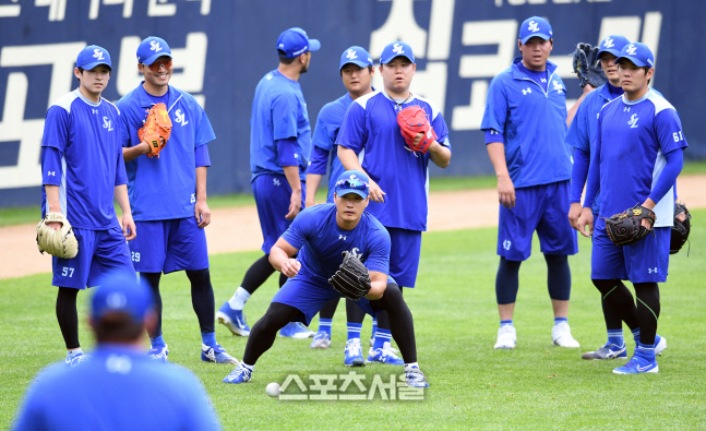 [포토]팀 훈련 합류 오승환, 동료들과 함께