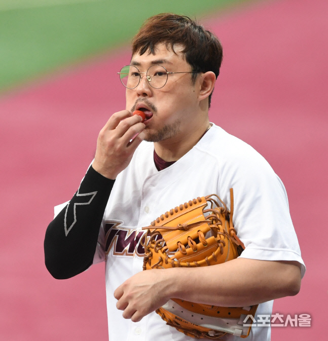 [포토] 키움 이지영, 잘 먹어야...힘을 내죠~