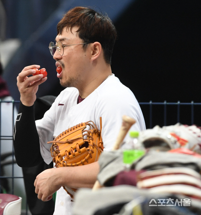 [포토] 키움 이지영, 영양 과일...섭취 중!