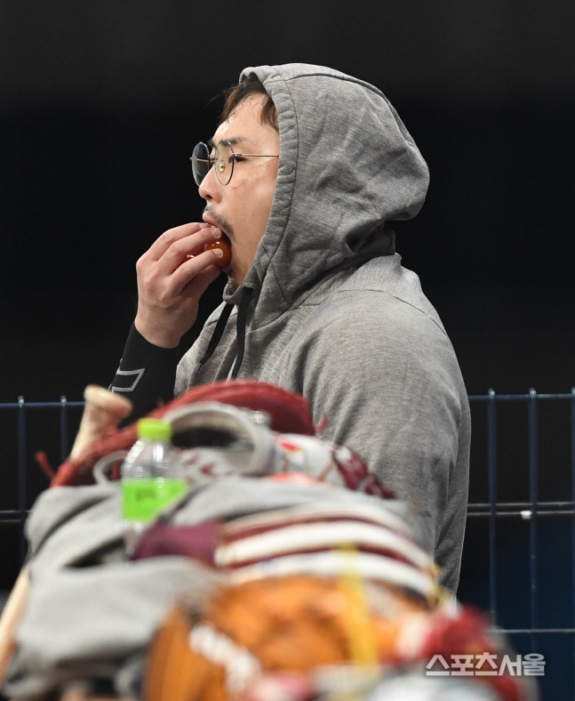 [포토] 키움 이지영, 먹방...예감?