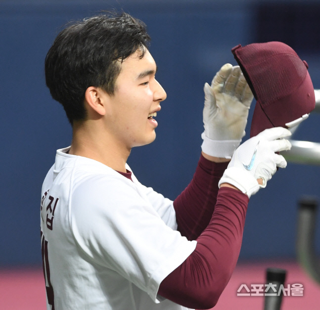 [포토] 키움 김휘집, 모자 고쳐쓰고~