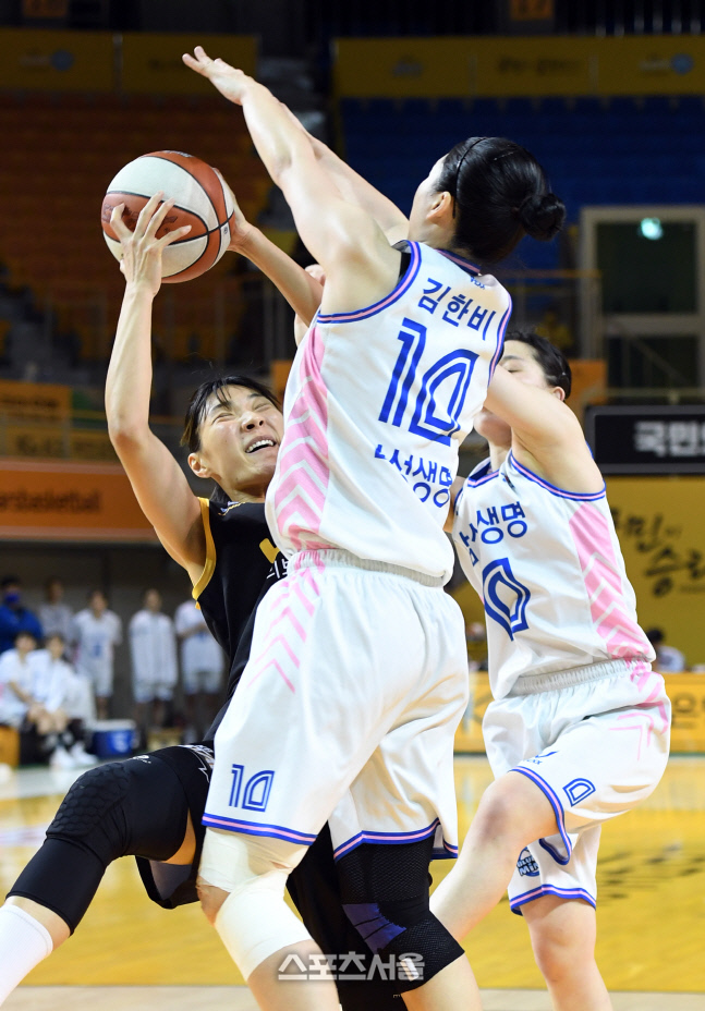 [포토]KB스타즈 최희진, 내 공이라구!