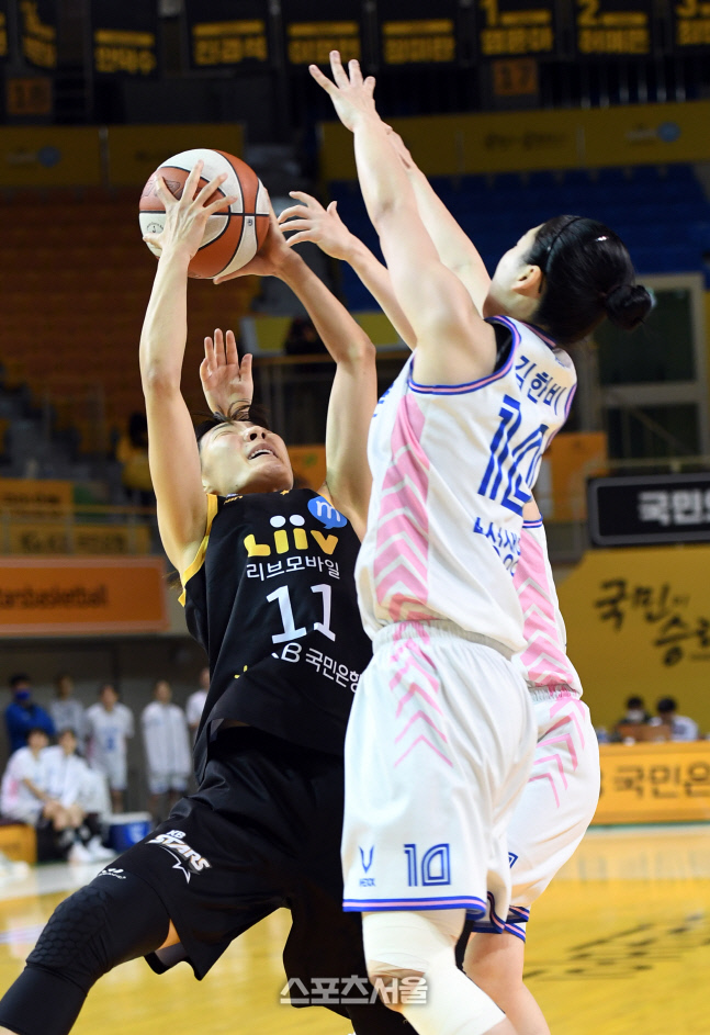 [포토]힘겹게 리바운드 잡아내는 KB스타즈 최희진