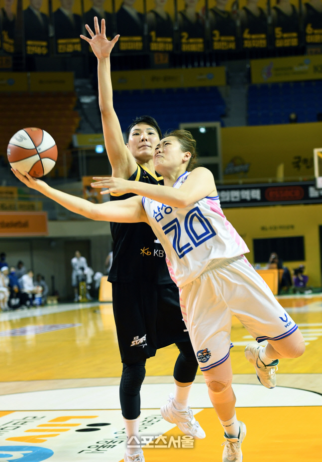 [포토]최희진의 수비 피해 슛하는 이명관(KB스타즈-삼성생명)