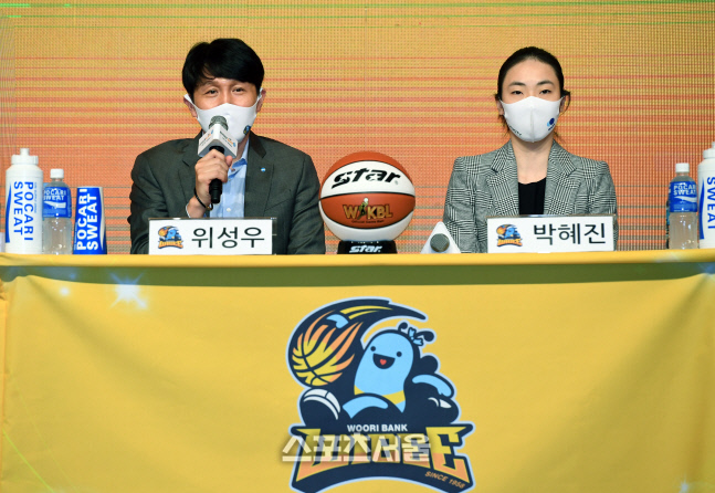 [포토]플레이오프 각오 밝히는 우리은행 위성우 감독과 박혜진