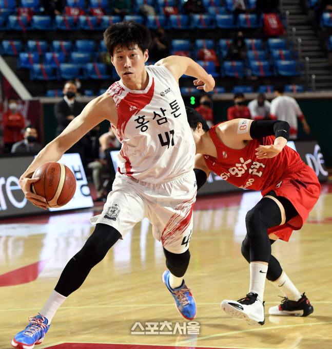 [포토] 오세근 '과감한 돌파'