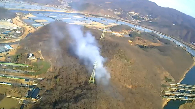 경기도 광주시 초월읍 산불…헬기 4대·인력 34명 투입 '진화중'