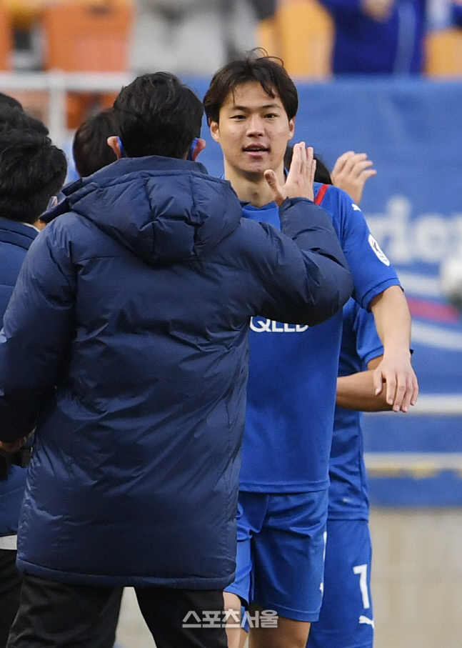 [포토]박건하 감독과 하이파이브 나누는 김건희