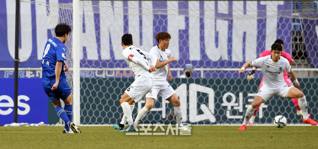 [포토]선제골 넣는 수원 삼성 김건희