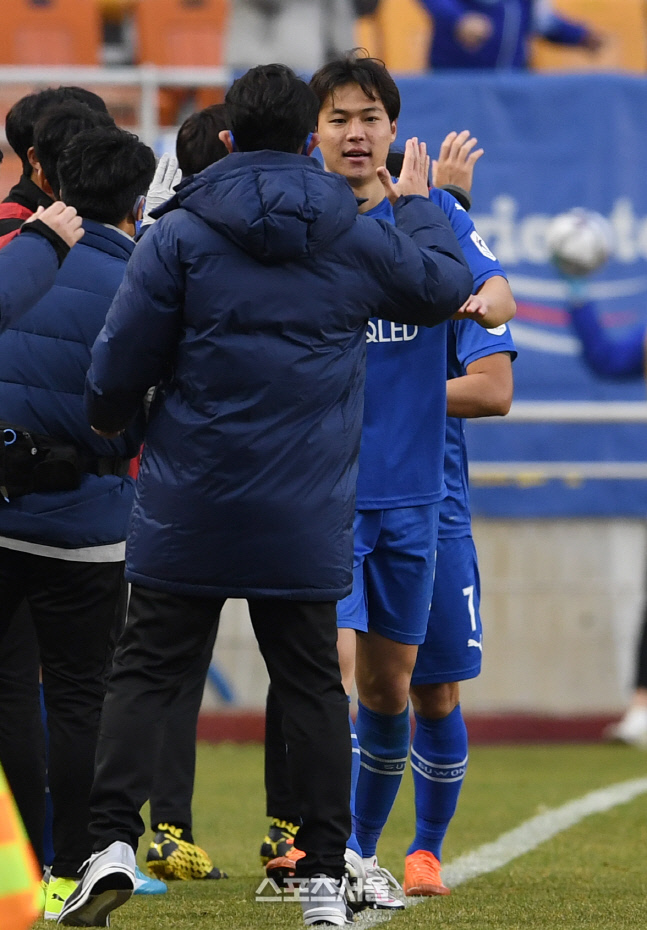 [포토]선제골 수원 삼성 김건희, 박건하 감독과!