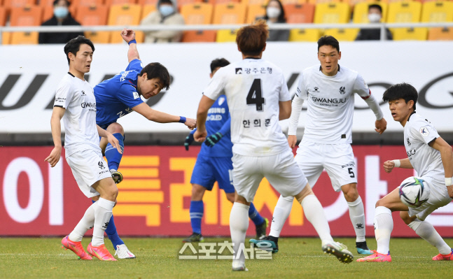 [포토]수원 삼성 김건희, 회심의 슛