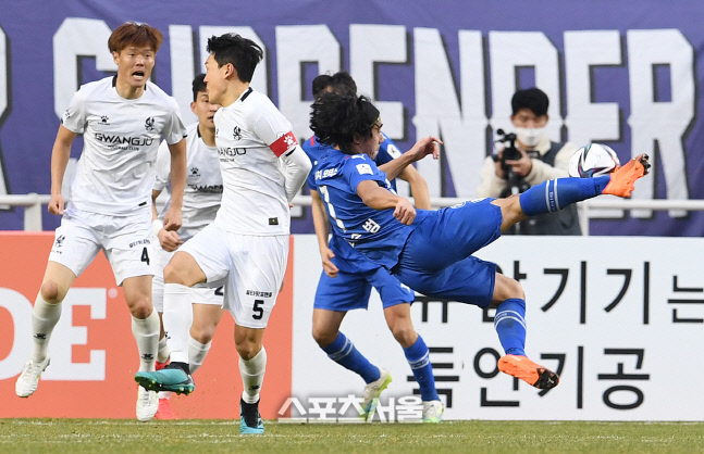 [포토]수원 삼성 고승범의 발리슛