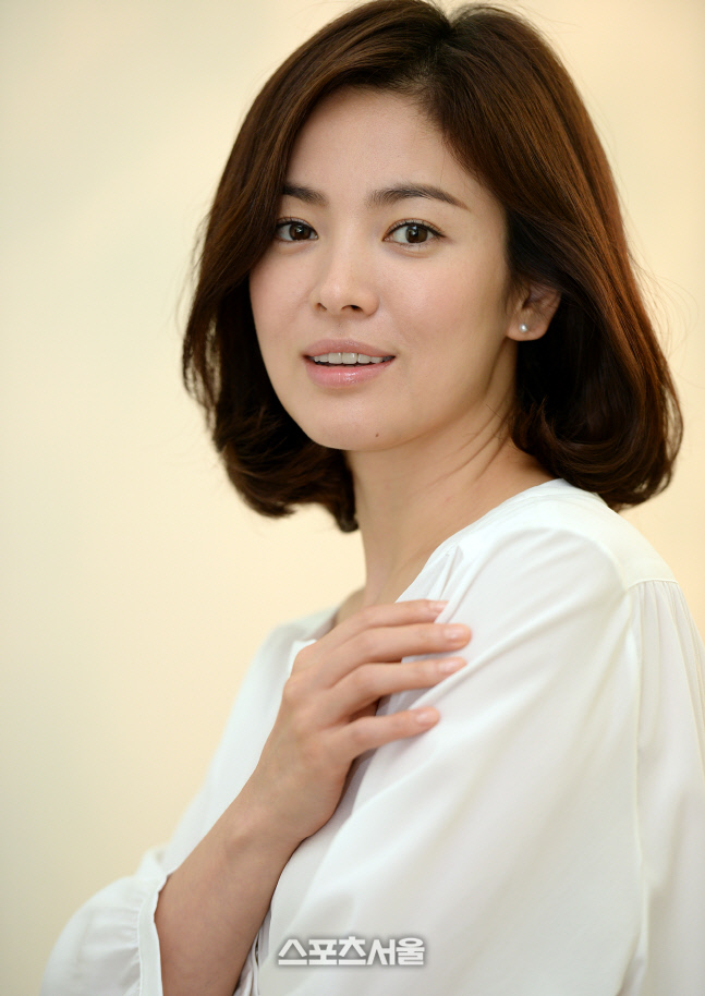 송혜교, 삼일절 맞아 LA 독립운동 역사 안내서 기증