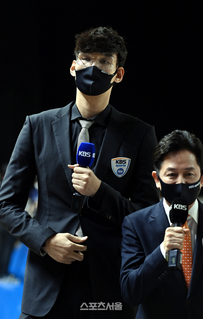 [포토] 우리은행-삼성생명전 찾은 하승진 해설위원