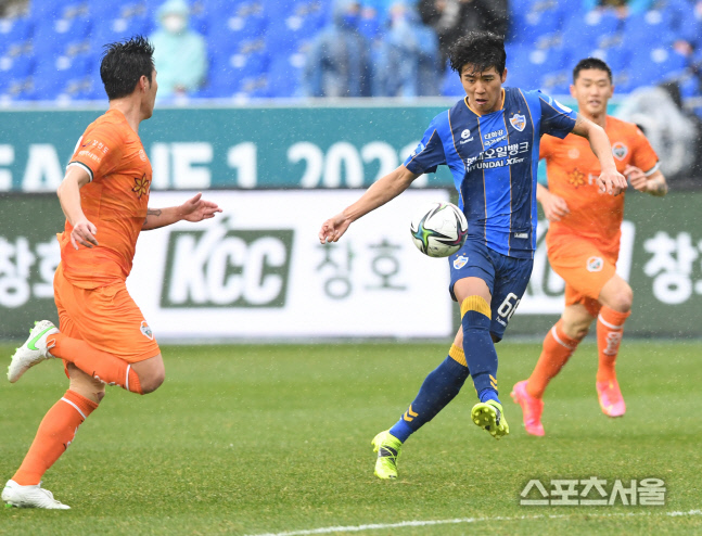 [포토] 울산 설영우, 폭우 속 공격!