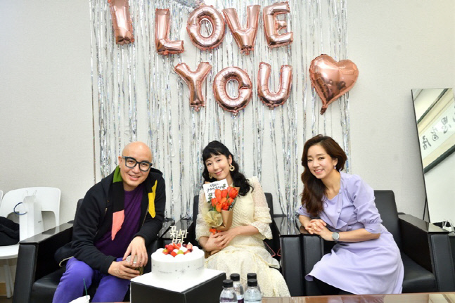 '자발적 비혼모' 사유리, '이웃집 찰스'로 첫 방송 복귀…子 젠과 '쇼킹' 이야기 공개