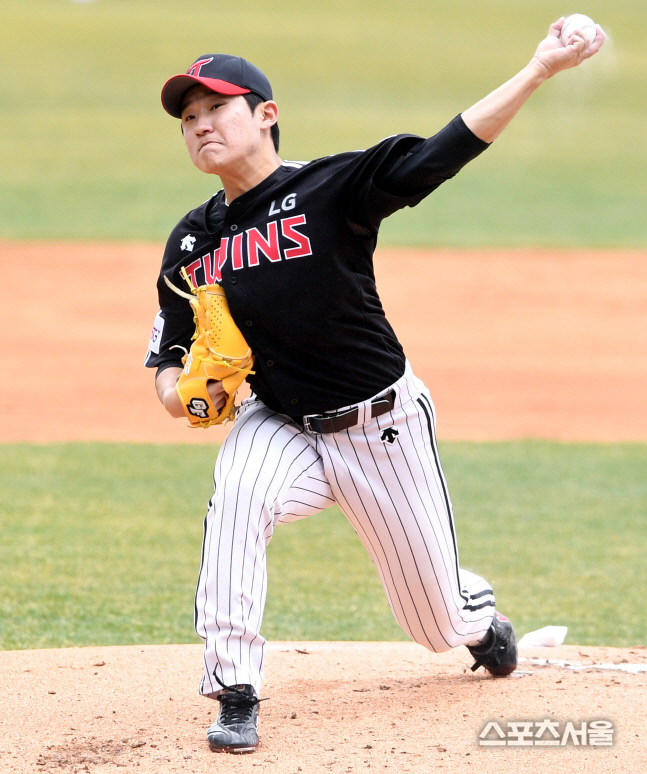 [포토] LG 임준형, 연습경기 첫 번째 투수로!