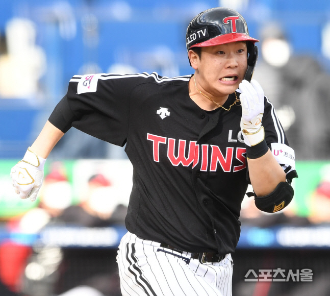 [포토] LG 박재욱, 출루를 위해 달려라!